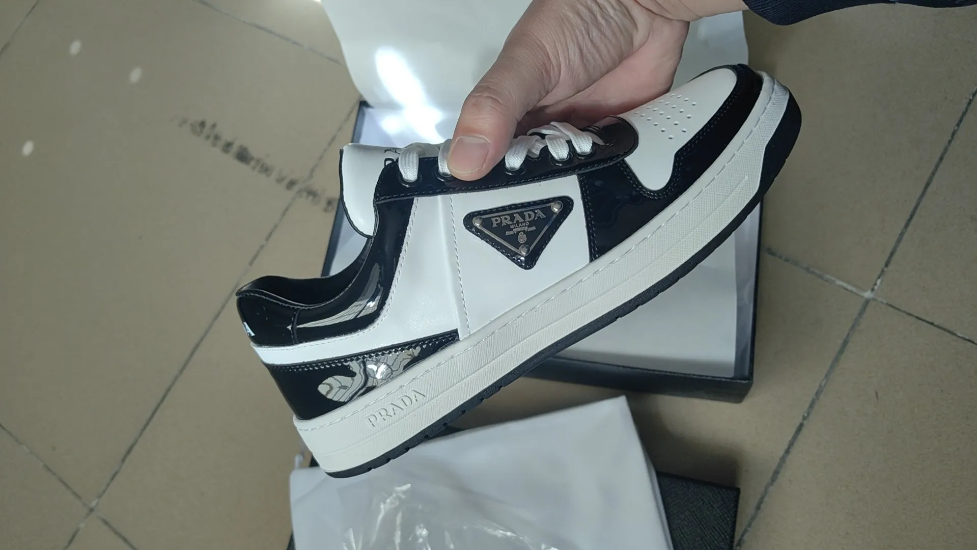 P380 black patent leather 38-45 Prada Prada’s new men’s genuine leather sports shoes, the highest version on the market, any comparison is welcome🆚! The original leather has excellent texture and is super high-end! Fetal sheep net lining imported from Italy, removable pad! Luxurious materials and fine workmanship, highly recommended!